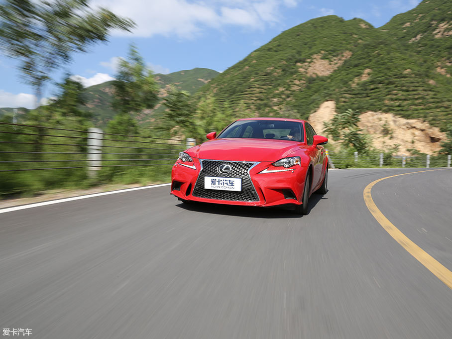 捷豹XE對比雷克薩斯IS