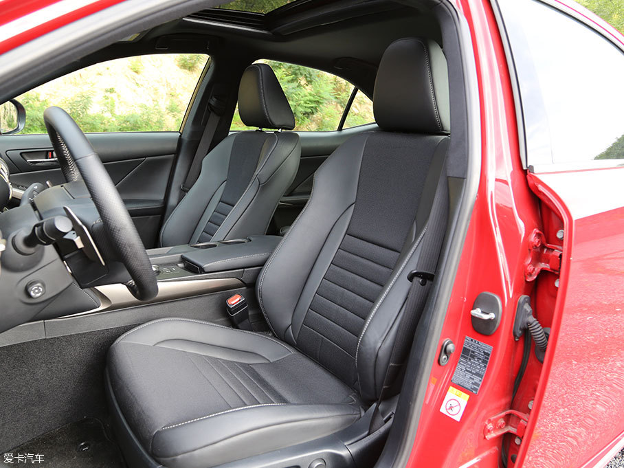 捷豹XE對比雷克薩斯IS