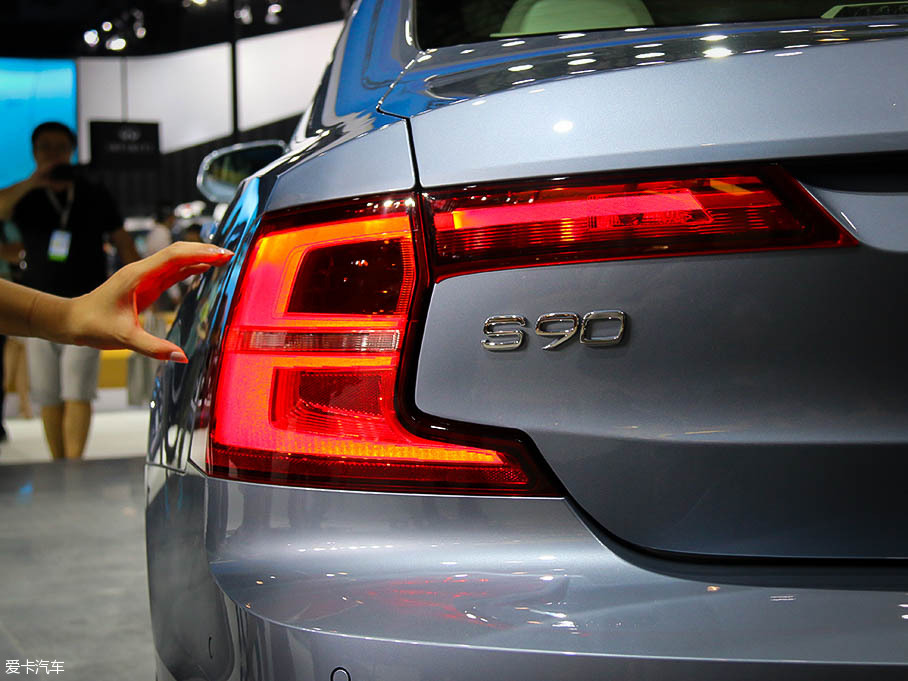 御姐變身老板 對比三款豪華商務車