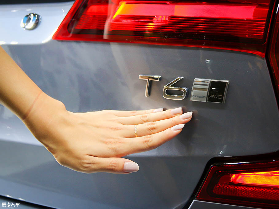 御姐變身老板 對比三款豪華商務車