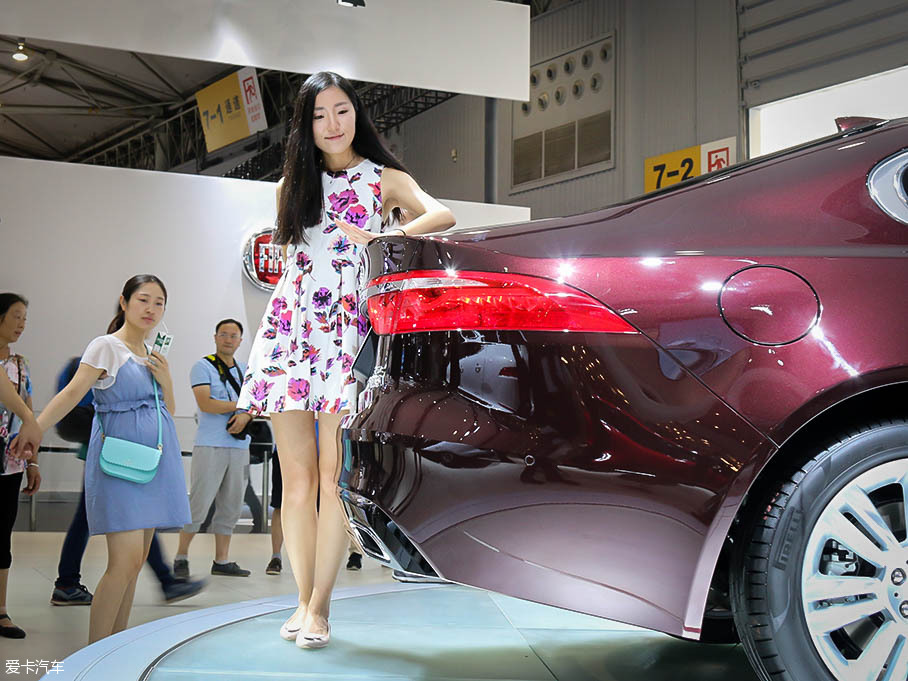 御姐變身老板 對比三款豪華商務車