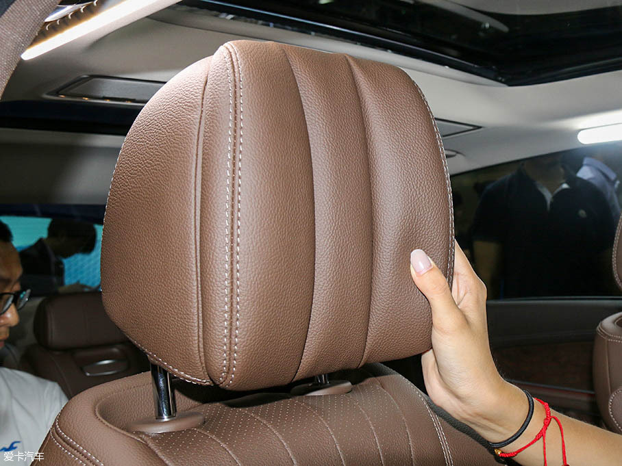 御姐變身老板 對比三款豪華商務車