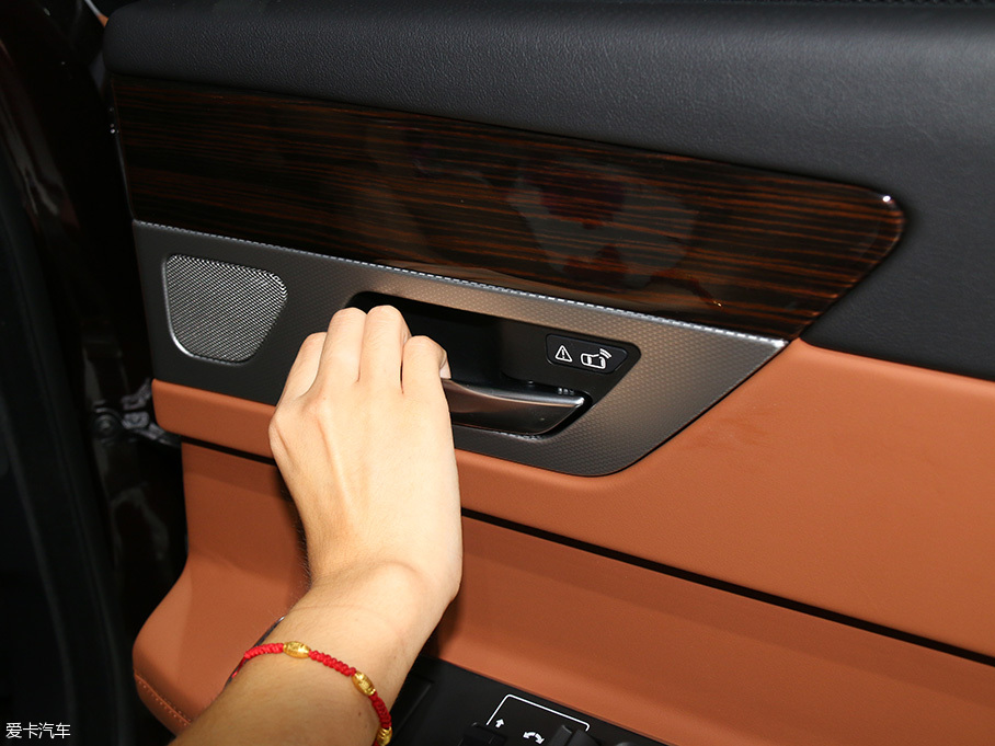 御姐變身老板 對比三款豪華商務車