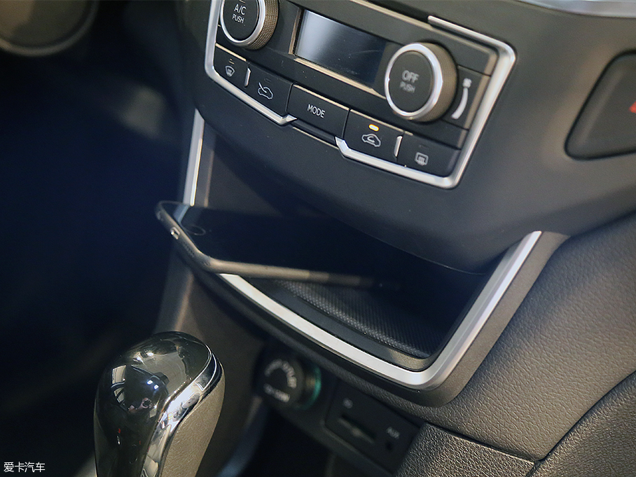 東風(fēng)風(fēng)神AX5內(nèi)飾解析