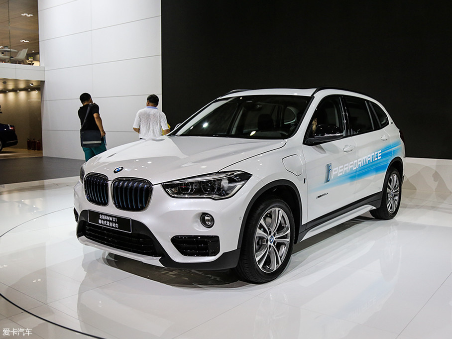 在本届的成都车展上,宝马首次发布了宝马x1的插电式混合动力版,而且