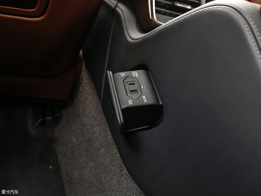 220v电源插口的提供为后排乘客带来了很好乘坐感受,十分便利.