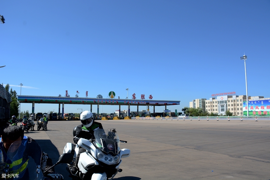 从鄂尔多斯出发后一会儿我们就驶出了东胜收费站.