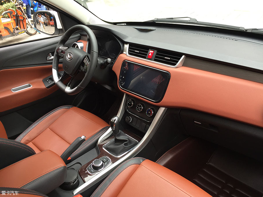 内饰方面,幻速s3l采用了棕色和黑色搭配的布局,突出质感,在空调出风口