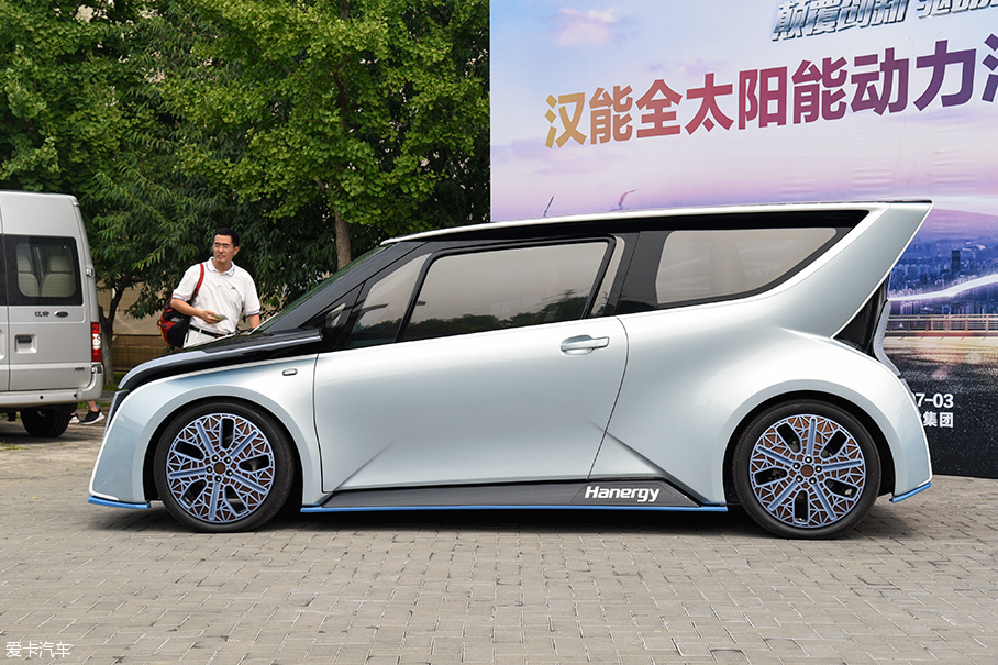 体验汉能太阳能汽车