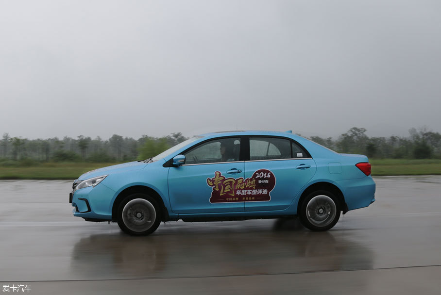 中国品牌年度车；比亚迪秦EV300
