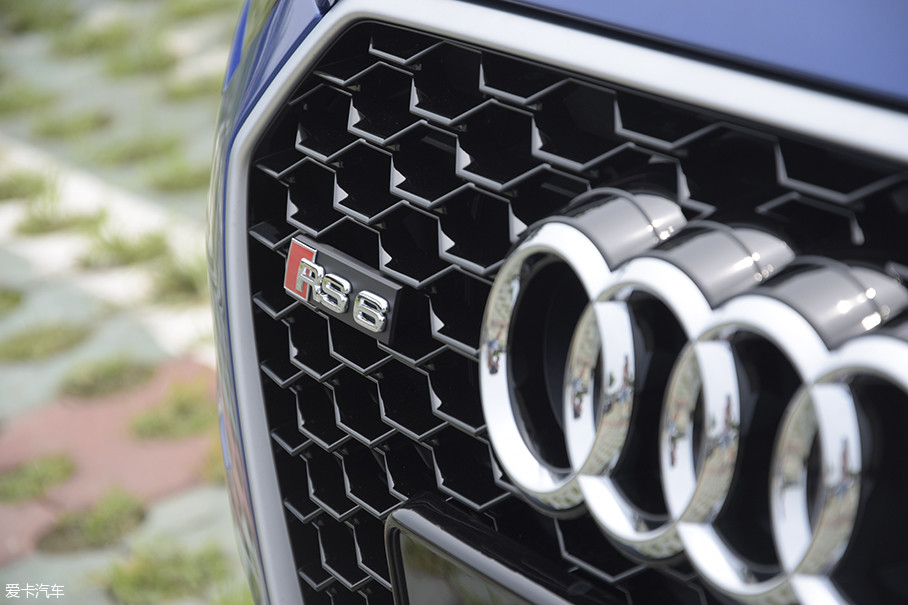 虽然从2002年rs6开始,奥迪把rs徽标贴在了三厢车上,但是在人们心中